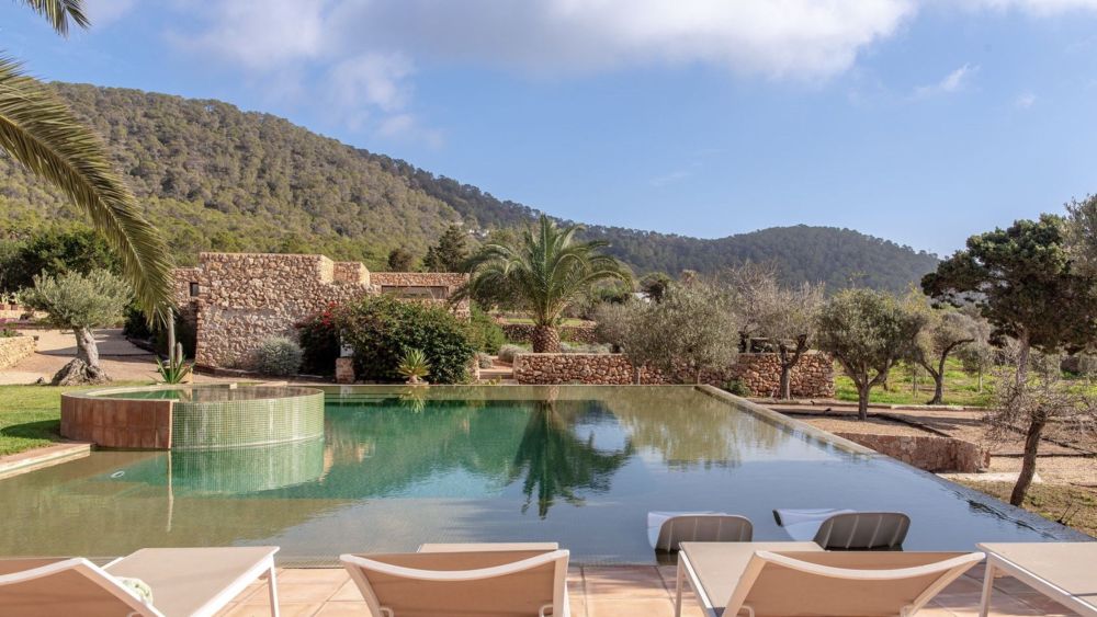 Villa with 5 rooms in Cala jondal